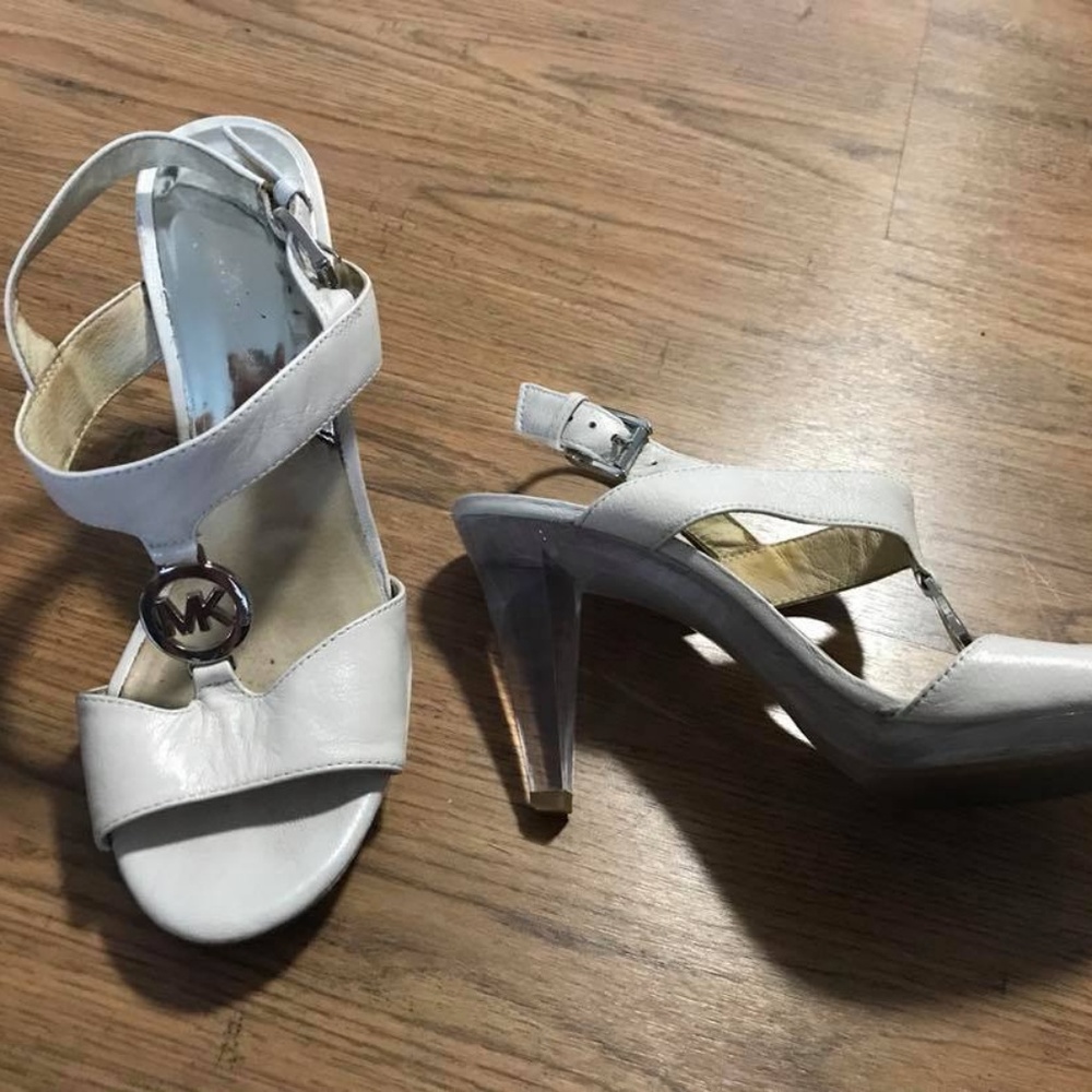 Michael Kors size 8M ivory & lucite sandals